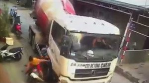 Triệu tập tài xế lái xe bồn cố tình đánh lái tông 2 mẹ con đi xe máy