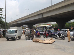 Xe ba bánh lật trên phố Hà Nội, một người thiệt mạng