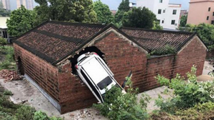 Kỳ lạ ngôi nhà thờ họ 4 lần bị ô tô tông thủng tường