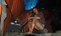 Dị nhân sống trong hang đá như người rừng để trồng cây thuốc quý