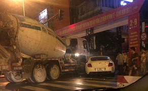 Đối đầu xe trộn bê tông, siêu xe Bentley giá hơn chục tỷ đồng vỡ đầu