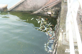 Bao cao su nổi trắng Hồ Tây: Công an vào cuộc điều tra