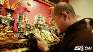 Choáng ngợp bộ đồ thờ tiền tỉ được dát vàng ròng ở làng gốm Bát Tràng