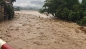 Mưa lũ cuốn trôi nhiều người, khắp nơi ở Yên Bái ngập lụt