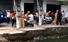 Bị xử lý, tài xế vi phạm chửi bới, đạp đổ xe đặc chủng CSGT