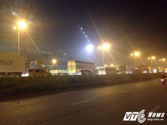 Sau tai nạn xe khách 'vắt vẻo' trên cầu Thanh Trì, đường trên cao ùn tắc kéo dài