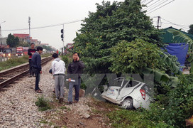 Ô tô 4 chỗ bị tàu hỏa húc văng ở Nam Định