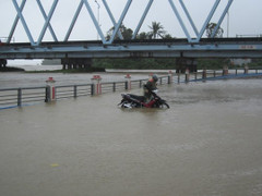 Miền Trung mưa to suốt 2 ngày tới, dân lo lắng đối phó ngập lụt