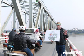 Người nước ngoài nhặt rác, kêu gọi 'thả cá đừng thả túi nilon' trong ngày ông Công, ông Táo