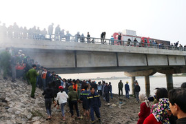 Trao bằng tốt nghiệp đại học danh dự cho nam sinh dũng cảm cứu ba mẹ con ngã xuống sông