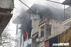 Căn nhà 4 tầng trên phố Văn Miếu cháy ngùn ngụt chiều mùng 2 Tết