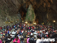 Dòng người xuyên đêm trẩy hội chùa Hương dịp cuối tuần