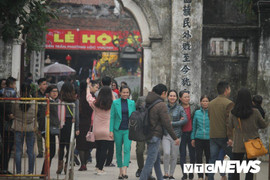 Ảnh: Đền Trần đông nghẹt người trước giờ khai ấn