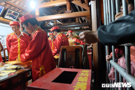 Không bán ấn đền Trần, sao dân vẫn mất tiền?