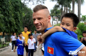 Tuyển Việt Nam mang không khí lễ hội tới làng trẻ em SOS