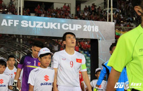 Công Vinh: 'Hãy đá sao để lúc nào cũng có thể ngẩng cao đầu'