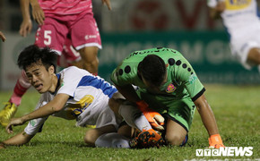 Quên trọng tài đi, đại chiến Hà Nội vs HAGL phải thuộc về các cầu thủ