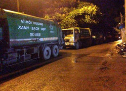 Dân Thủ đô mang chăn, màn ra nằm chặn đường xe rác trong đêm