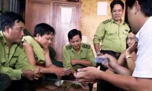 Hạt phó, tổ trưởng kiểm lâm đánh bài ăn tiền