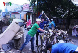 Phút trải lòng của 'ông Tây dọn rác' gây xôn xao Thủ đô