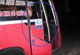 Bị nhắc nhở vì tè bậy trên xe, hành khách vác hung khí đánh tài xế