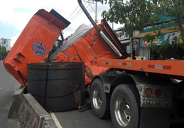Cuộn sắt hàng chục tấn đè nát đầu xe container ở Sài Gòn