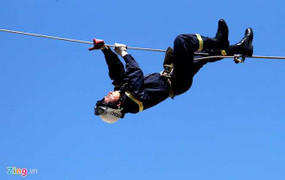 Cảnh sát PCCC đu dây cứu người trong thời tiết khắc nghiệt