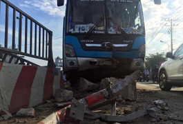 Hai xe khách tông nhau, gần 70 người hoảng loạn la hét