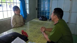 Một công an viên bị đốt khi đang ngủ 