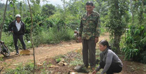 Đi giăng câu, phát hiện bé sơ sinh bị bỏ rơi bên bờ ruộng