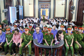 Hơn 30 cán bộ, công chức hải quan hầu tòa