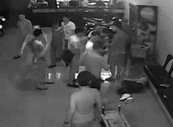 Bàng hoàng hình ảnh những tên côn đồ man rợ đánh chủ quán karaoke suốt nhiều phút