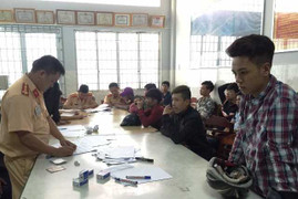 Bị hàng trăm cảnh sát truy bắt, các 'quái xế' nháo nhào bỏ chạy