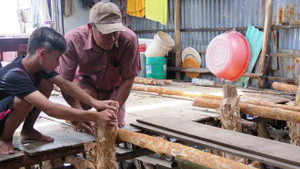 Hàng loạt hộ dân ven sông Cà Mau cả đêm không dám ngủ