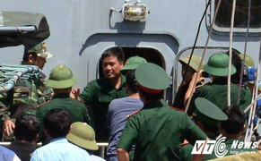 Phi công Nguyễn Hữu Cường được đưa vào đất liền an toàn