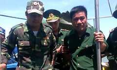 Ảnh: Giây phút đón phi công Su-30MK2 trở về đất liền an toàn