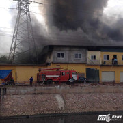 Cháy lớn kho gỗ đường Trường Chinh, khói đen kịt trời Thủ đô