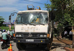 Xe cẩu không người lái tuột dốc, một phụ nữ bị thương