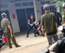 Cầm dao đến nhà vợ cũ chém lia lịa