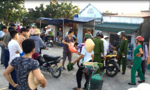 Công an xịt hơi cay vào mặt người tham gia giao thông rồi bỏ đi