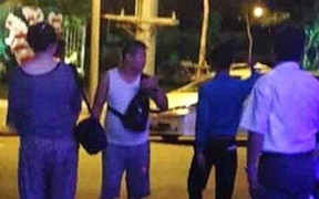 Đã xác định nhóm du khách đốt tiền Việt Nam trong quán bar