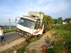 Xe tải mất lái lao xuống mương, 4 người thương vong