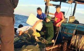 Sóng đánh chìm tàu, 3 ngư dân trôi dạt giữa biển khơi