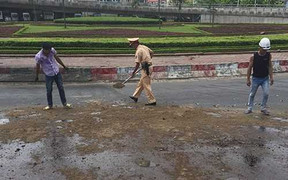 Xúc động hình ảnh CSGT dọn dầu loang giữa trưa nắng gắt