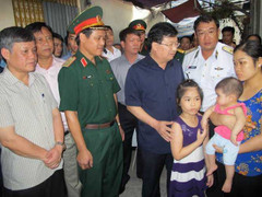 Phó Thủ tướng đến thăm gia đình chiến sỹ trên máy bay Casa-212 gặp nạn