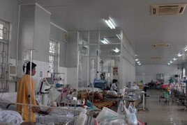 Cha ôm con nhảy lầu bệnh viện tự tử