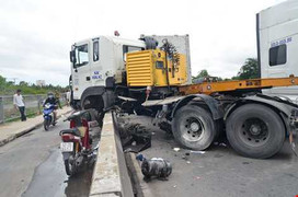 Container cày nát dải phân cách, giao thông trên cầu Phú Mỹ 'tê liệt'