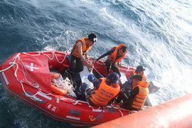 Đặc công người nhái đưa lên nhiều mảnh vỡ của Su-30MK2