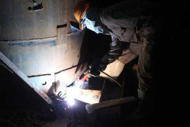 Ảnh: Hối hả làm việc xuyên đêm trên công trường cầu Ghềnh