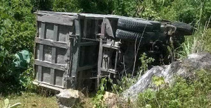 Xe tải lao xuống vực, tài xế chết kẹt trong cabin